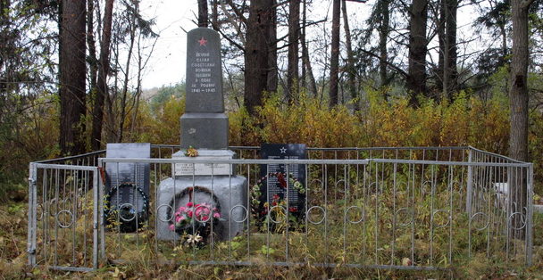 д. Калливере Кингисеппского р-на. Памятник, установленный на братской могиле, в которой захоронено 72 советских воина, в т.ч. 2 неизвестных. 