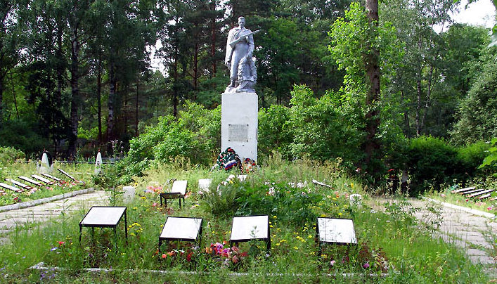 г. Шлиссельбург Кировского р-на. Памятник на воинском кладбище, установлен у братских могил, в которых похоронено 1 634 советских воина. 