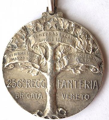 Аверс и реверс памятной серебряной медали 256-го пехотного полка бригады «Veneto».