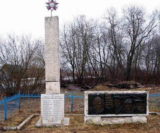 д. Керстово, Кингисеппского р-на. Памятник, установленный на братской могиле, в которой захоронено 54 советских воина, в т.ч. 10 неизвестных. 