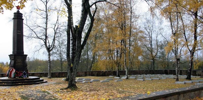 г. Кингисепп. Памятник на братской могиле Эстонского воинского кладбища, где похоронено 85 человек, в т.ч. 2 неизвестных
