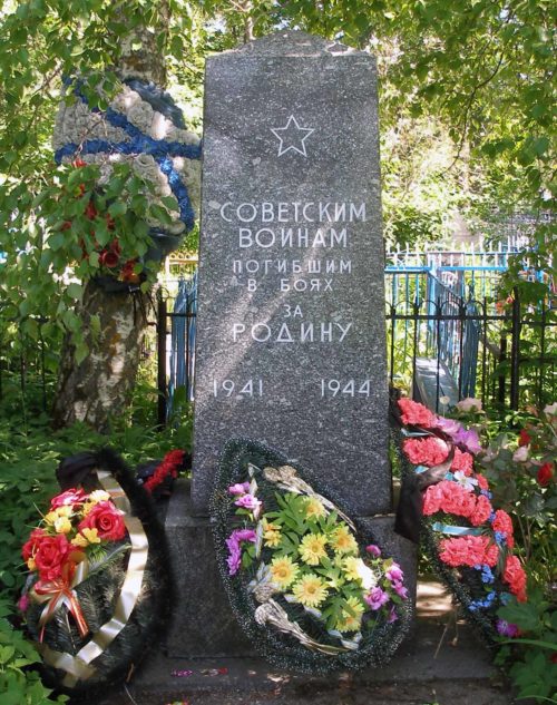 с. Шум, Кировского р-на. Памятник на воинском кладбище, установлен у братских могил, в которых похоронено 540 советских воинов.