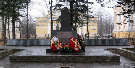 г. Кингисепп. Памятник, установлен на братской могиле, в которой похоронено 82 советских воинов, в т.ч. 16 неизвестных.
