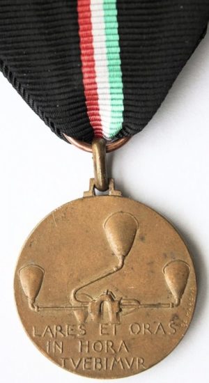 Аверс и реверс памятной медали зенитной артиллерии MVSN. Медаль изготовлена из бронзы, диаметр - 30 мм.
