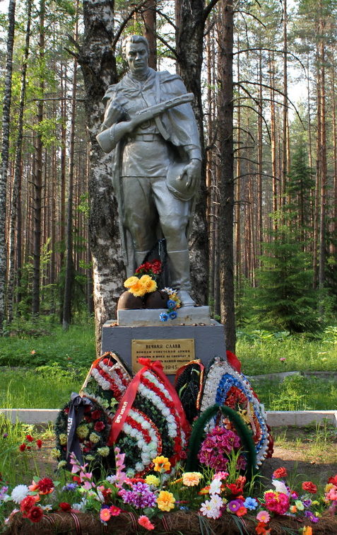 с. Алёховщина Лодейнопольского р-на. Памятник, установленный на братской могиле, в которой похоронено 514 советских воинов.