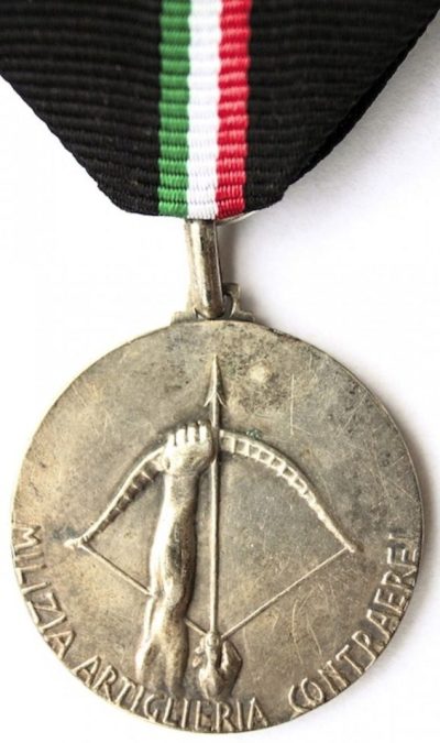 Аверс и реверс памятной медали зенитной артиллерии MVSN. Медаль изготовлена из серебра 800-й пробы, диаметр - 30 мм.