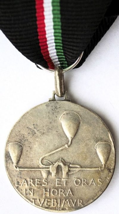 Аверс и реверс памятной медали зенитной артиллерии MVSN. Медаль изготовлена из серебра 800-й пробы, диаметр - 30 мм.