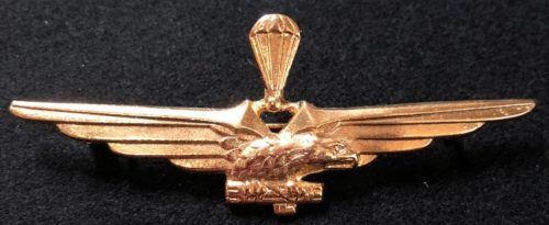 Аверс и реверс знака военного парашютиста в золоте. Королевство.
