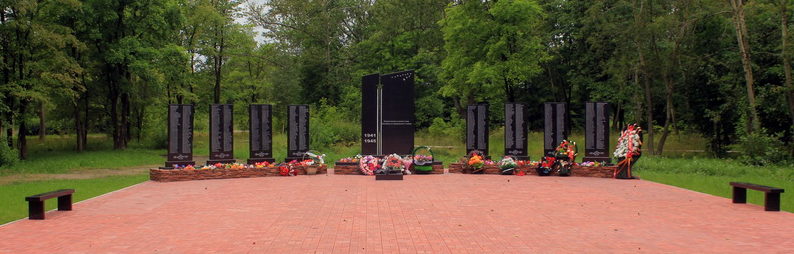 г. Сясьстрой Волховского р-на. Памятник погибшим землякам. На мемориальных досках увековечено имена 576 человек. 