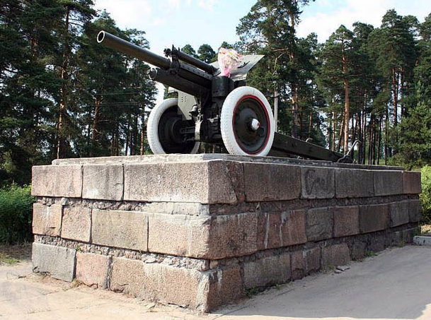 Памятник - 122-мм орудие.