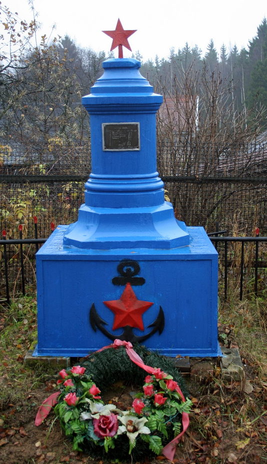 ст. Пятый километр Всеволожского р-на. Памятник на братской могиле, в которой похоронено 8 советских воинов и моряков.