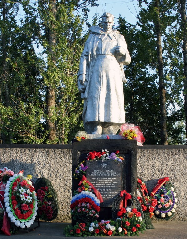 п. Войсковицы Гатчинского р-на. Памятник, установленный на братской могиле, в которой похоронено 140 советских воинов, в т.ч. и Герой Советского Союза А.А.Манин.