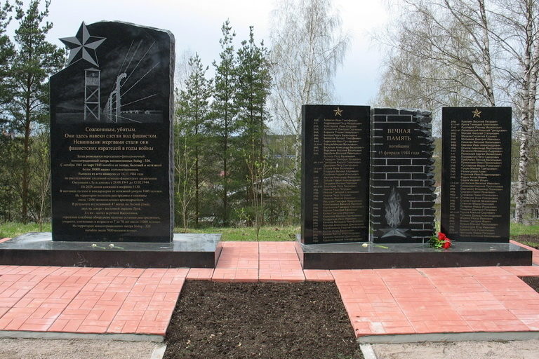 г. Луга. Памятник по улице Юношеской, установленный на братской могиле, в которой похоронено 247 советских воинов и партизан.