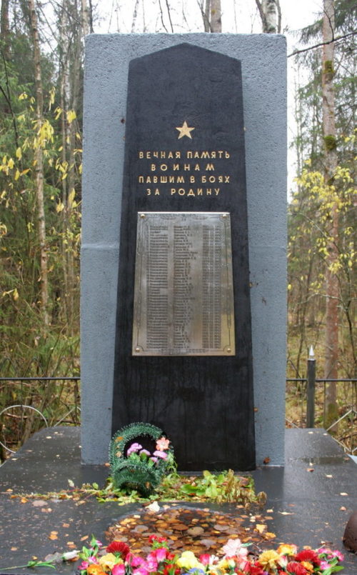 д. Резвых Всеволожского р-на. Памятник, установленный на братской могиле, в которой захоронено 43 советских воина.