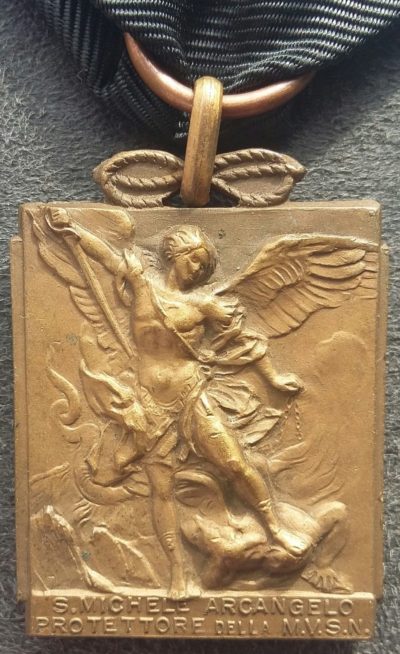 Аверс и реверс памятной медали Святого Михаила Архангела.