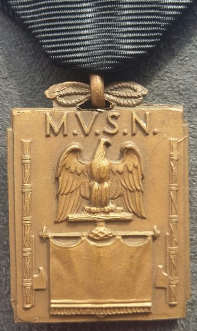 Аверс и реверс памятной медали Святого Михаила Архангела.