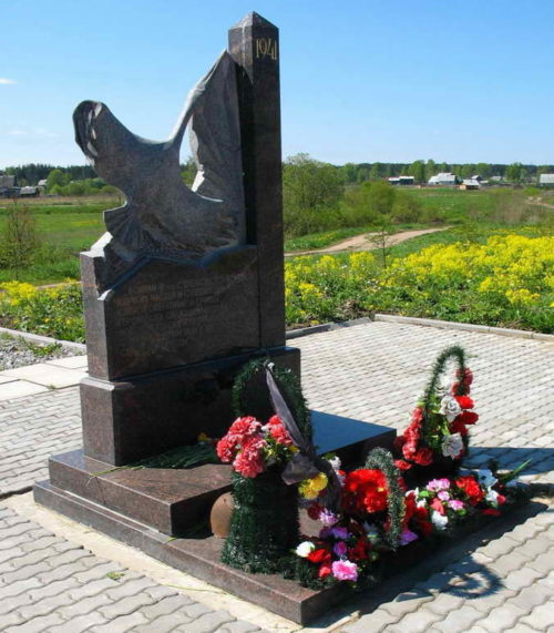 п. Вырица Гатчинского р-на. Братские могилы и памятник воинам погибшим осенью 1941 г.