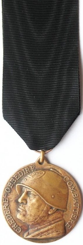 Аверс и реверс памятной медали 2-ой дивизии CC.NN «28 октября». 