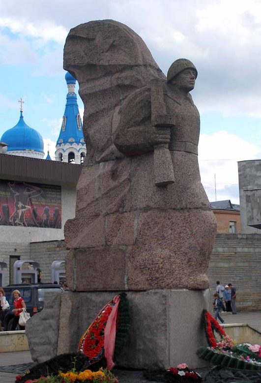 г. Гатчина. Памятник воинам-освободителям был открыт в 1995 году.