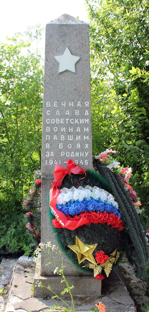д. Печеницы Лодейнопольского р-на. Памятник, установленный на братской могиле, в которой захоронено 197 советских воинов, в т.ч. 36 неизвестных. 