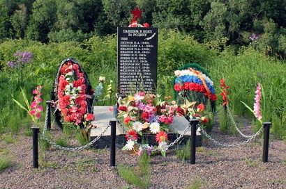 д. Пойкимо Лодейнопольского р-на. Памятник погибшим землякам, на котором увековечено 18 человек. 