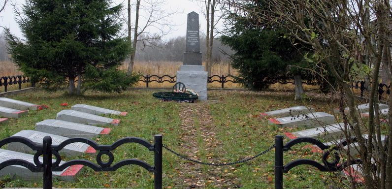 д. Комаровка Кингисеппского р-на. Памятник на братской могиле, в которой похоронен 566 советских воинов.