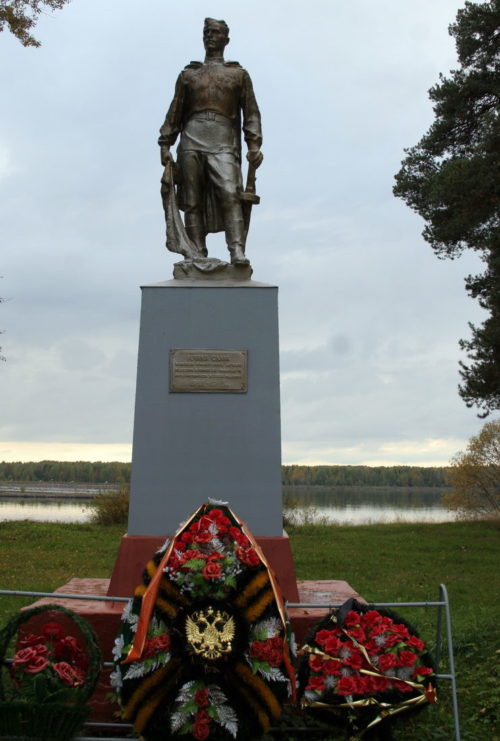 п. Свирьстрой Лодейнопольского р-на. Памятник, установленный на братской могиле, в которой захоронено 719 советских воинов, в т.ч. 25 неизвестных.