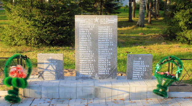 п. Свирьстрой Лодейнопольского р-на. Памятник погибшим землякам, на котором увековечено 64 человека. 