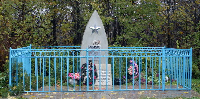 д. Кошкино Кингисеппского р-на. Памятник на братской могиле, в которой похоронено 42 советских воина.