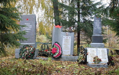 д. Куровицы Кингисеппского р-на. Памятник, установленный на братской могиле, в которой захоронено 150 советских воинов, в т.ч. 133 неизвестных.