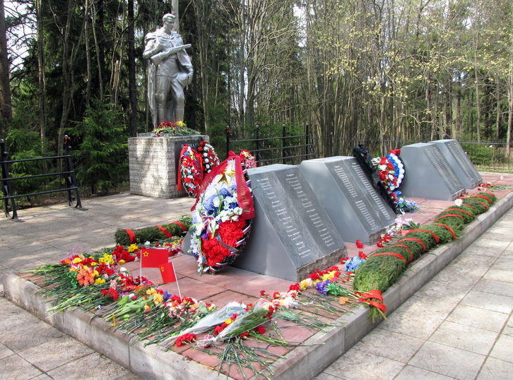 п. Токсово Всеволожского р-на. Памятник, установленный на братской могиле, в которой захоронено 830 советских воинов.