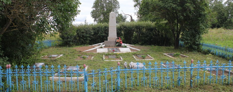 д. Лялицы Кингисеппского р-на. Памятник, установленный на братской могиле, в которой захоронено 219 советских воинов, в т.ч. 52 неизвестных.