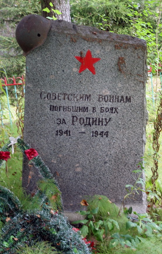 д. Монастырьки Кингисеппского р-на. Памятник, установленный на братской могиле, в которой захоронено 43 советских воина, в т.ч. 38 неизвестных.