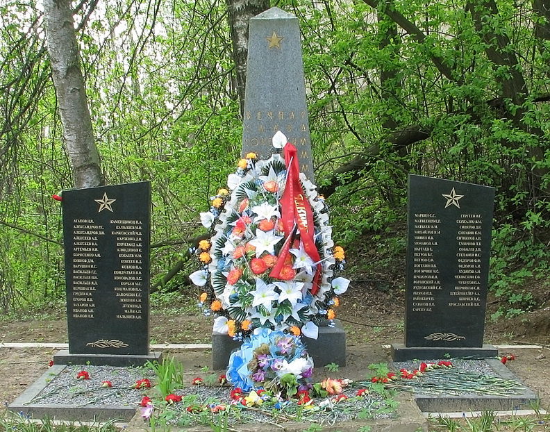 д. Юкки Всеволожского р-на. Памятник, установленный на братской могиле, в которой похоронен 71 советский воин. 