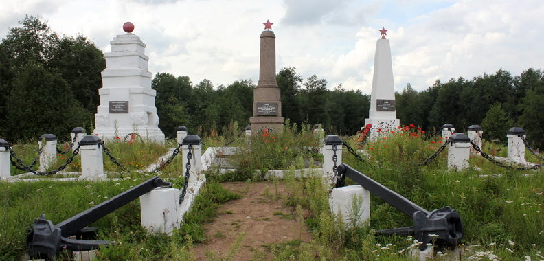 д. Новопятницкое Кингисеппского р-на. Мемориал, установлен у братских могил, в которых захоронено 114 советских воина, в т.ч. 6 неизвестных.