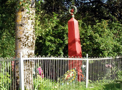 д. Удосолово Кингисеппского р-на. Памятник, установленный на братской могиле, в которой захоронено 25 советских воина, в т.ч. 20 неизвестных.