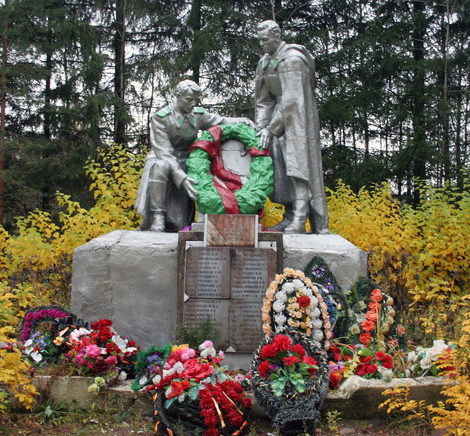 п. Усть-Луга Кингисеппского р-на. Памятник, установленный на братской могиле, в которой захоронено 45 советских воина, в т.ч. 4 неизвестных.