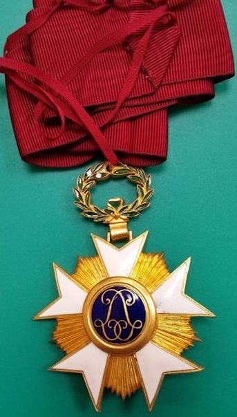 Аверс и реверс знака Великого офицера Ордена Короны на шейной ленте.