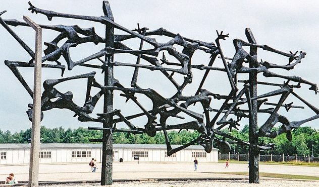 Памятник узникам концлагеря.