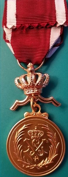 Аверс и реверс золотой медали Ордена Короны.