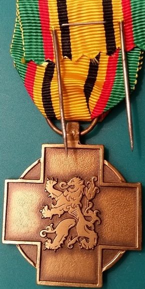 Аверс и реверс медали ветерана войны 1940-1945.