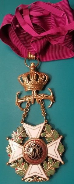 Аверс и реверс знака Командора Ордена Леопольда I с якорями на шейной ленте.