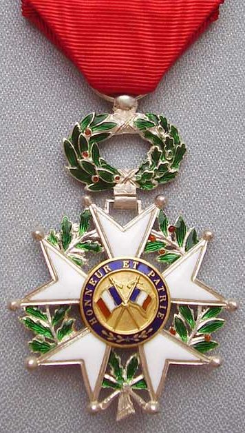  Аверс и реверс знака Кавалера ордена Почётного легиона. 