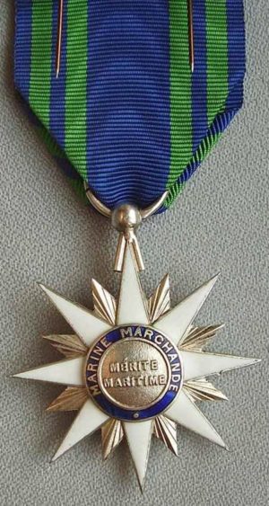 Аверс и реверс серебряного знака Кавалера ордена Морских заслуг.