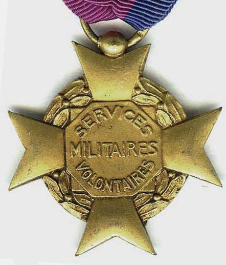 Аверс и реверс золотого креста «За добровольную воинскую службу» 1-й степени I типа. На орденской ленте размещалась розетка в цветах ленты. 