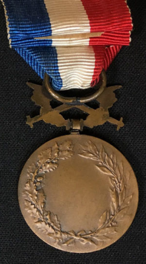 Аверс и реверс бронзовой Почетной медали Министерства иностранных дел с мечами.