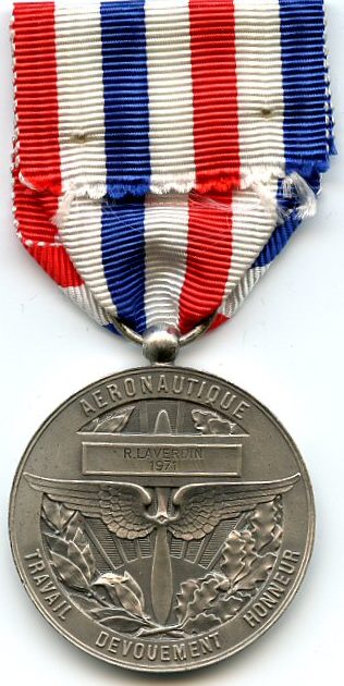 Аверс и реверс серебряной медали авиации. 