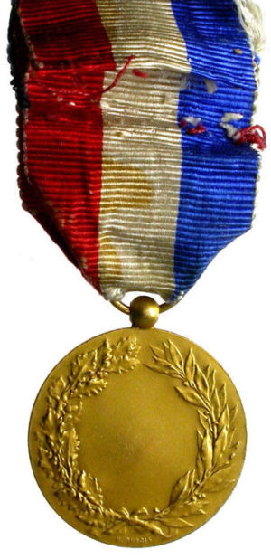 Аверс и реверс позолоченной Почетной медали Министерства иностранных дел.