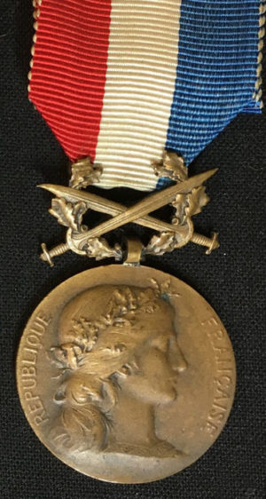 Аверс и реверс бронзовой Почетной медали Министерства иностранных дел с мечами.