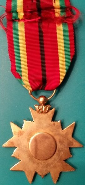 Аверс и реверс степени Офицера Ордена заслуг.